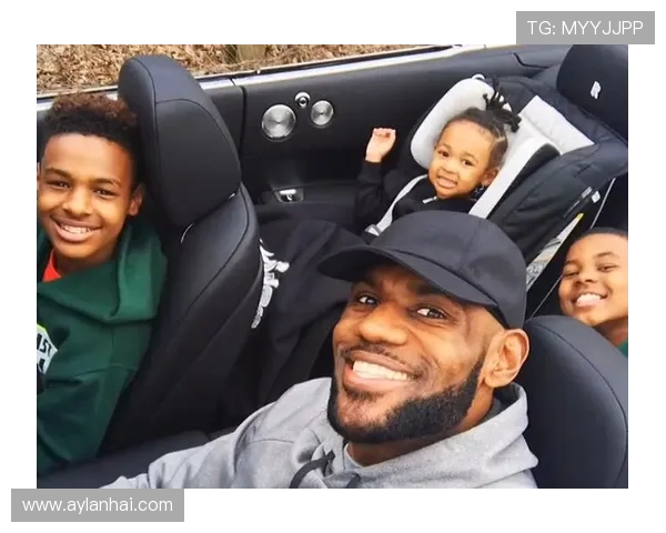 詹姆斯晒多张穿小儿子布莱斯球衣观赛照片展现父爱与骄傲